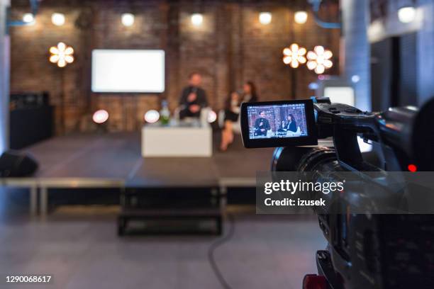 affärsmän under videokonferens - filming bildbanksfoton och bilder