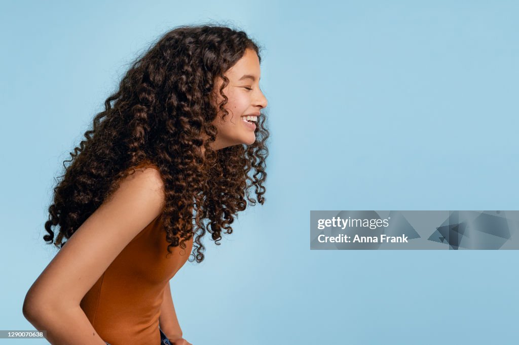 Hermosa adolescente riendo