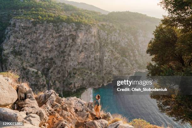 frau mit blick auf die malerische mittelmeerküste in der türkei - lagoon stock-fotos und bilder