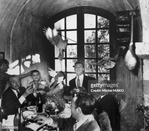 Mariage d'Yves Montand et de Simone Signoret à Saint-Paul-de-Vence dans le restaurant "La Colombe d'or" - Le lacher de colombes. A gauche, Jacques...