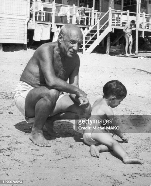 Pablo Picasso et son fils Claude sur la plage de Golfe-Juan en France en juillet 1950.