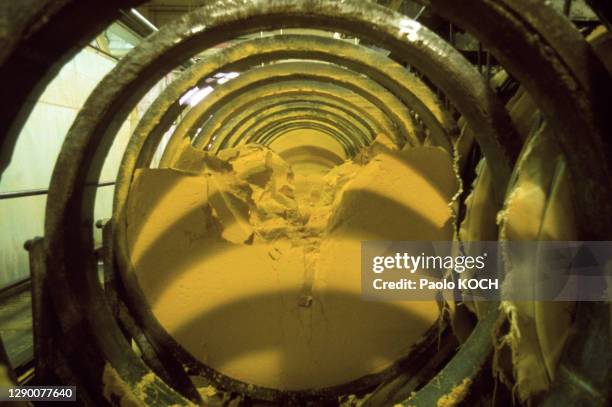 Poudre d'oxyde d'uranium dans un filtre-presse d'une mine d'uranium à Uranium City, en 1975, Canada.