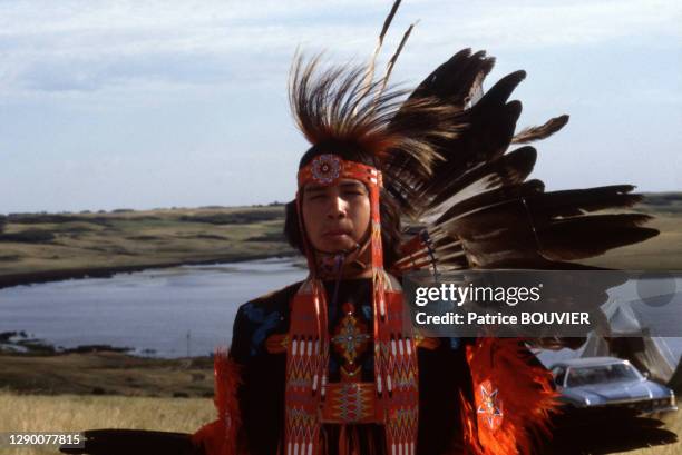 Portrait d'un amérindien Cri en costume de cérémonie lors du pow-wow de Regina, dans la Saskatchewan, en 1983, Canada.