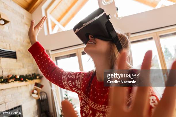 junge frau mit virtual-reality-headset während der ferien - top prospects game stock-fotos und bilder