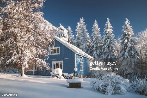 blauw huis in het wonderland van de winter - woonhuis stockfoto's en -beelden