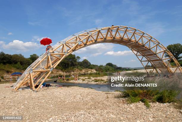 Pont en papier cree par l'architecte japonais Shigeru Ban a proximite du Pont du Gard.