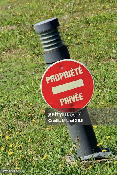 Panneau de signalisation d'interdiction "Propriété privée" sur une pelouse, 22 aout 2019, Sarthe France.