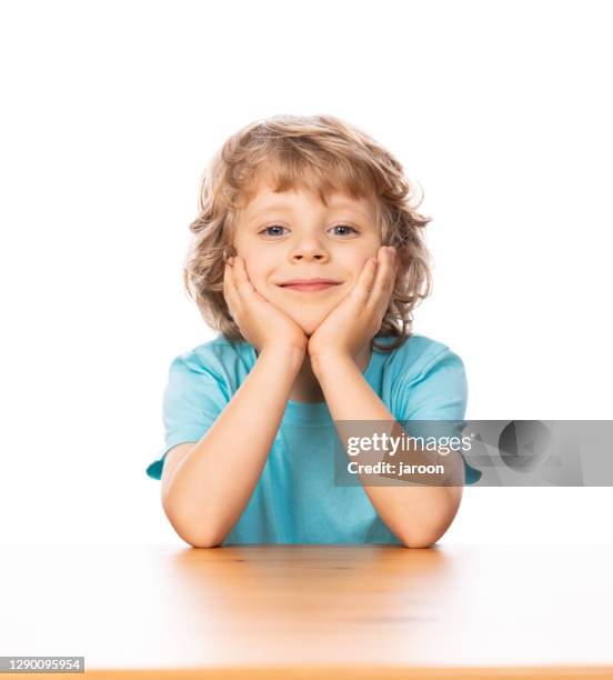 bambino felice di 4 anni a tavola - 4 5 years foto e immagini stock