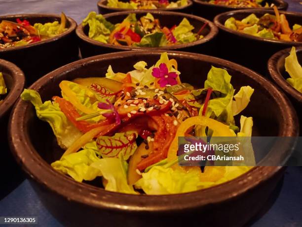 vegetable salad with edible flower - raffles hotel stockfoto's en -beelden