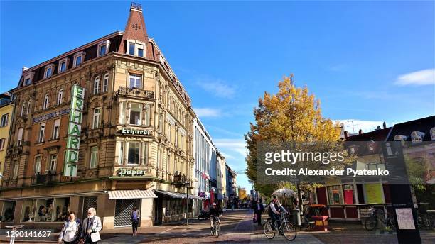 karlsruhe, alemania. centro de la ciudad en octubre. buen día soleado. - karlsruhe fotografías e imágenes de stock