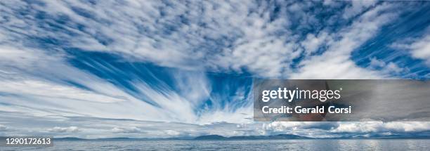 cirrocumulus y altocumulus nublan sobre alaska - cirrocúmulo fotografías e imágenes de stock