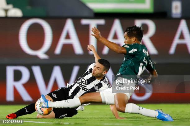 Adrián Martínez of Libertad competes for the ball with Rony of Palmeiras during a first leg match between Libertad and Palmeiras as part of Copa...
