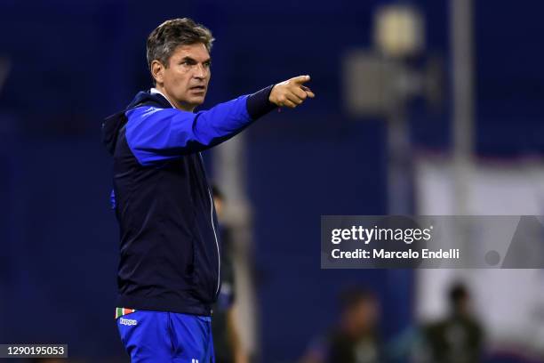 Mauricio Pellegrino head coach of Velez Sarsfield gives instructions to his players during a first leg match between Velez and Universidad Catolica...