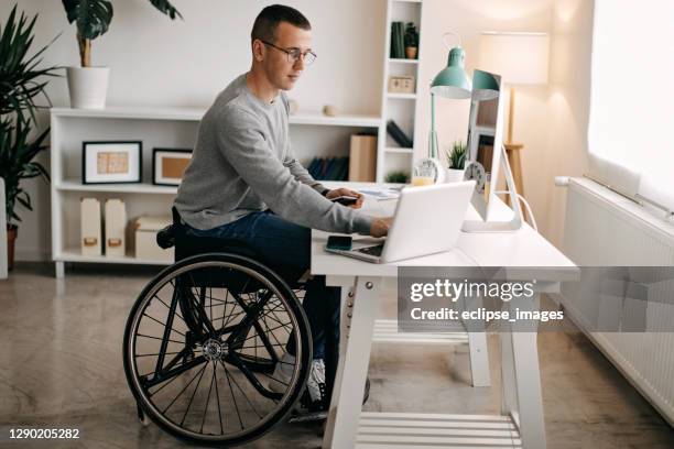 el mercado de valores es retorcido hoy - disabled access fotografías e imágenes de stock