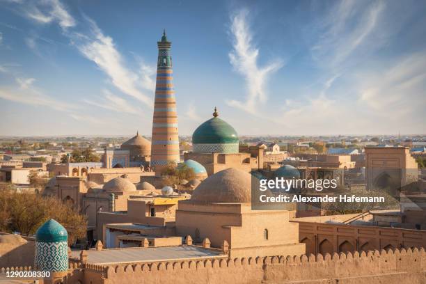 khiva uzbekistan old town xhiva ichan qala islam khodja minaret aerial city view - minaret imagens e fotografias de stock