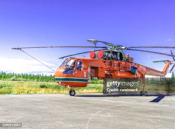 helicopter - sikorsky s-64 skycrane - sikorsky helicopter stock pictures, royalty-free photos & images