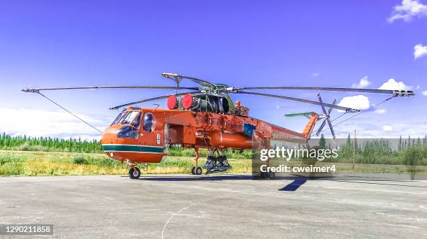 helicopter - sikorsky s-64 skycrane - sikorsky helicopter stock pictures, royalty-free photos & images