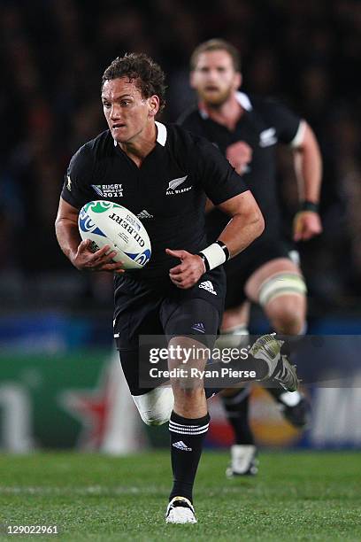 Aaron Cruden of the All Blacks runs with the ball during quarter final four of the 2011 IRB Rugby World Cup between New Zealand and Argentina at Eden...