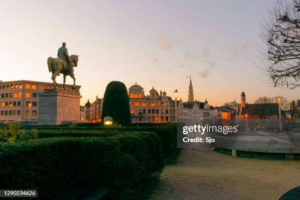 zonsondergang boven het stadscentrum van brussel gezien vanaf de heuvel van mont des arts - brussels capital region stockfoto's en -beelden