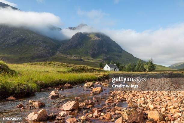 lagangarbh cottage, glencoe, schotland - glencoe schotland stockfoto's en -beelden