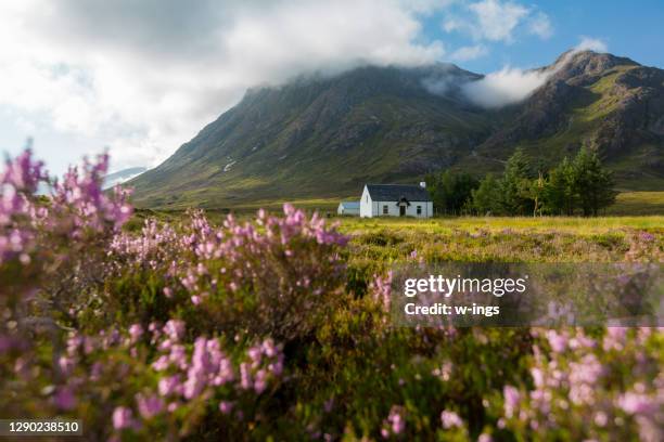 lagangarbh cottage achter heide, glencoe, schotland - huis ter heide stockfoto's en -beelden