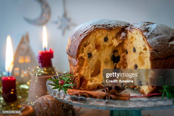 panettone, gâteau de noël italien traditionnel - cake table photos et images de collection