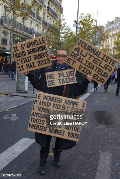 Femme tenant des pancartes avec slogan "Il s'appelle Nadir Dendourne c'était samedi 11 mai 2019" Journaliste auteur réalisateur et violeur" "Ne plus...