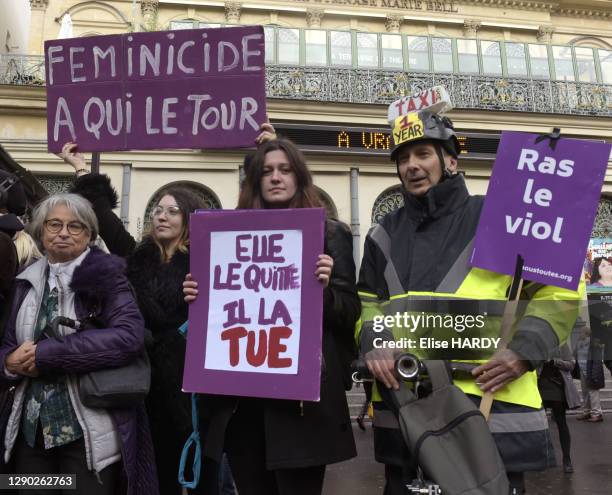 Manifestants tenant des pancartes avec des slogans 'Féminicide à qui le tour", "Elle le quitte il la tue" et Ras le viol" lors de la manifestation...