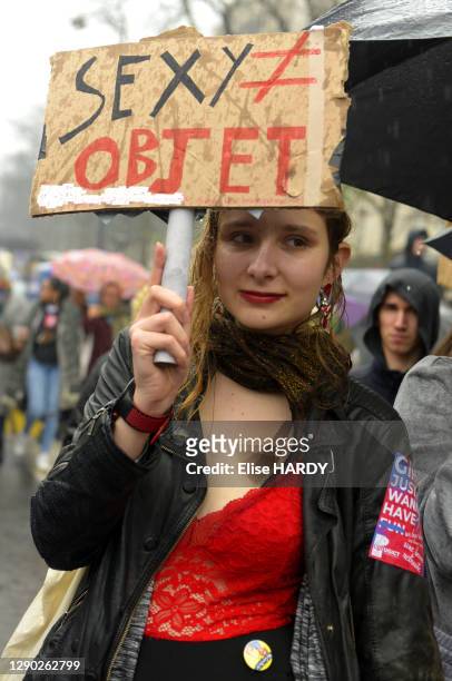 Femme tenant une pancarte avec slogan "SEXY différent d'OBJET" lors de la manifestation pour la Journée Internationale pour les Droits des Femmes le...