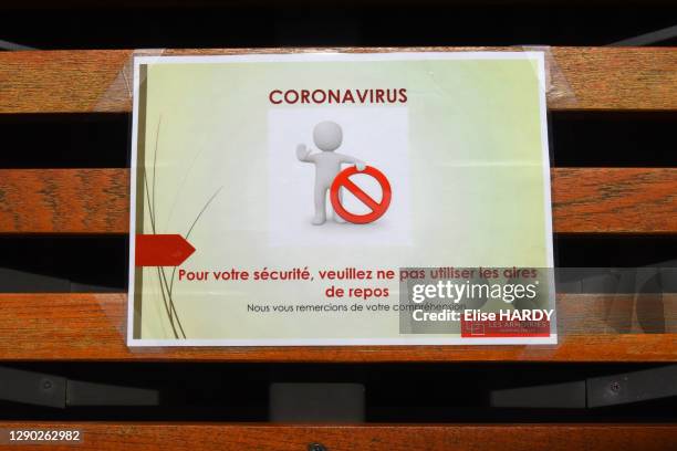 Affiche collée sur un banc "Coronavirus, pour votre sécurité, veuillez ne pas utiliser les aires de repos, merci de votre compréhension" lors du...