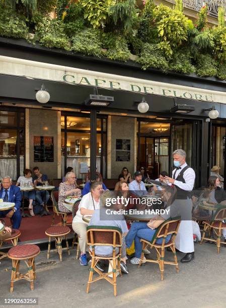 Réouverture des terrasses du Café-Brasserie-Restaurant "Café de Flore" dans le quartier de Saint-Germains-des- Près, rue de Seine, suite à l'épidémie...