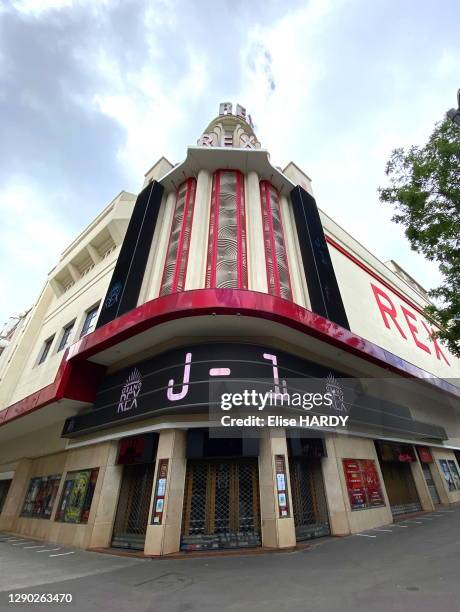 Après cent jours de fermeture due à la pandémie de Covid-19, Le cinéma le Grand Rex affiche la réouverture J-1 le 21 juin 2020, à Paris, France.