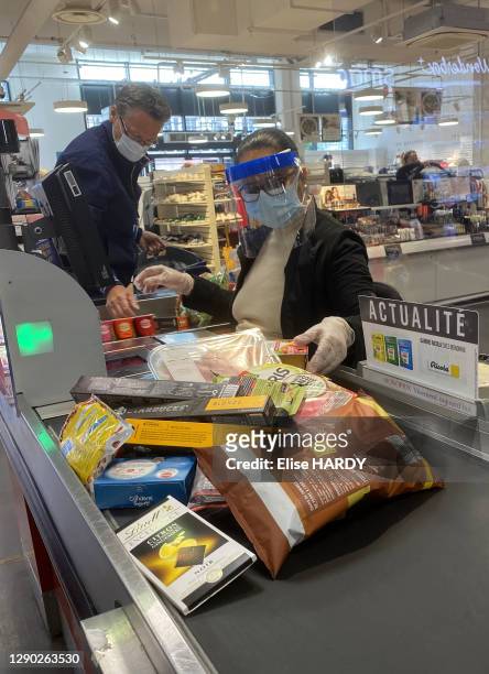 Caissière portant un masque dans le supermarché "Monoprix", lors du septième jour de déconfinement suite au coronavirus à Joinville Le Pont, 17 mai...
