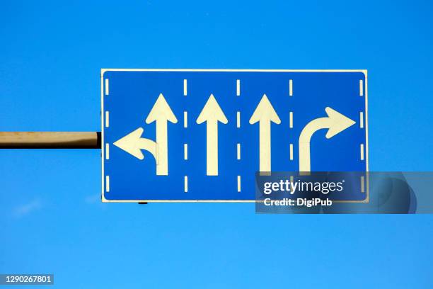 road sign against blue sky - reglement photos et images de collection