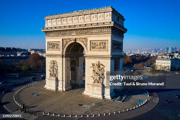 france, paris, place charles de gaulle or de l'etoile, and the arc de triomphe - arc de triomphe parijs stockfoto's en -beelden