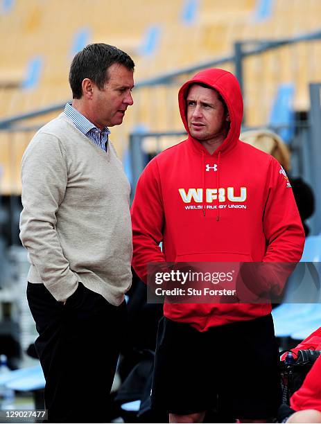 Chief Executive Roger Lewis speaks with wing Shane Williams during a Wales IRB Rugby World Cup 2011 training session at Mt Smart Stadium on October...