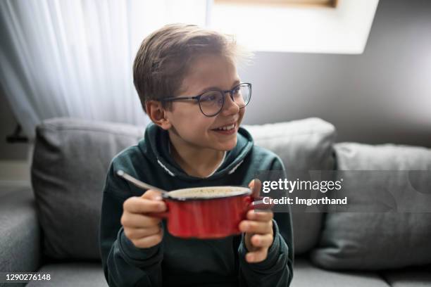 weinig jongen die van het eten van soep geniet - bowl of soup stockfoto's en -beelden