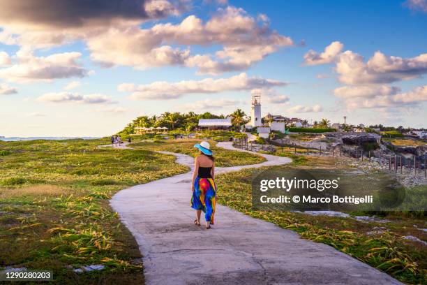 woman walking in isla mujeres, mexico - cancun fotografías e imágenes de stock