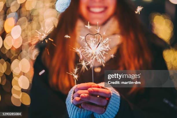 magia natalizia - mercatini di natale foto e immagini stock