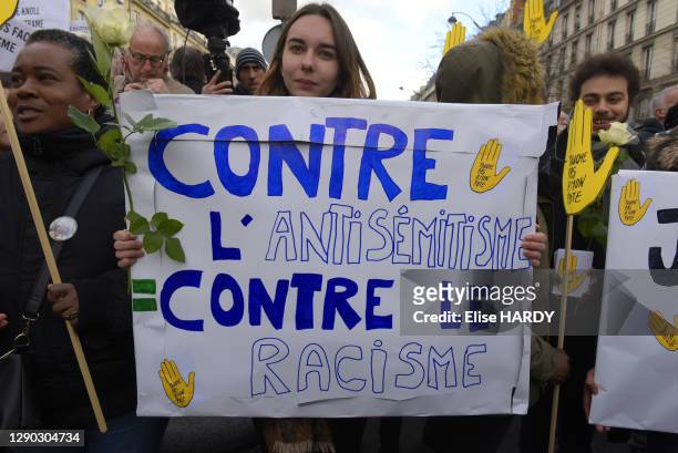 Manifestants arborant la main symbole de l'association anti raciste "Touche pas à mon pote" lors de la marche blanche en hommage à Mireille Knoll et...