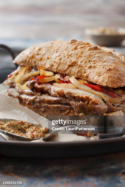 geroosterde sandwich met gegrilde paprika's, uien en korrelige mosterd op ciabatta brood - grainy mustard stockfoto's en -beelden