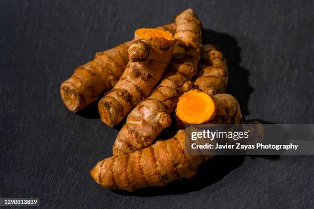 organic curcuma on slate - curcuma photos et images de collection