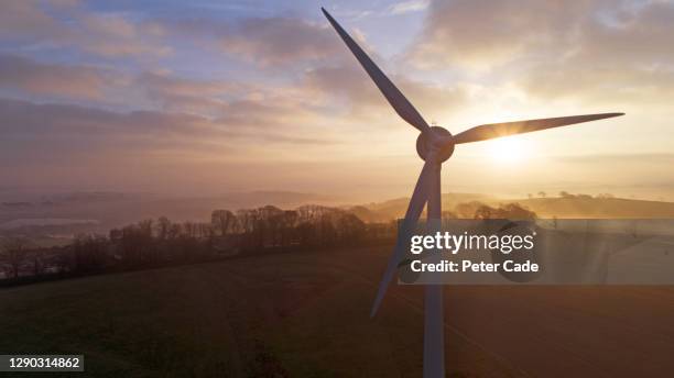 wind turbine at sunrise - south west england fotografías e imágenes de stock