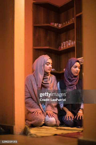 teenager-mädchen beten in einer moschee - prayer mat stock-fotos und bilder