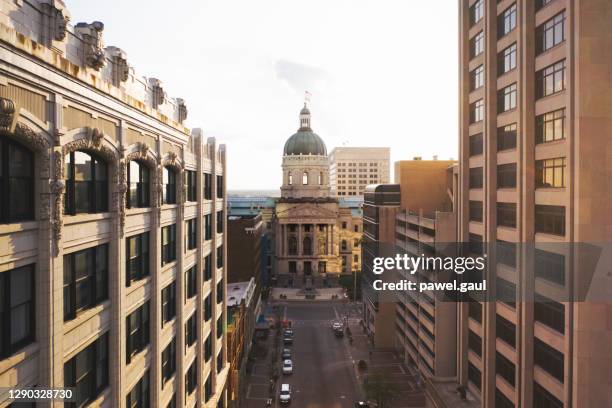 luchtfoto van indianapolis downtown met statehouse in indiana - indianapolis stockfoto's en -beelden