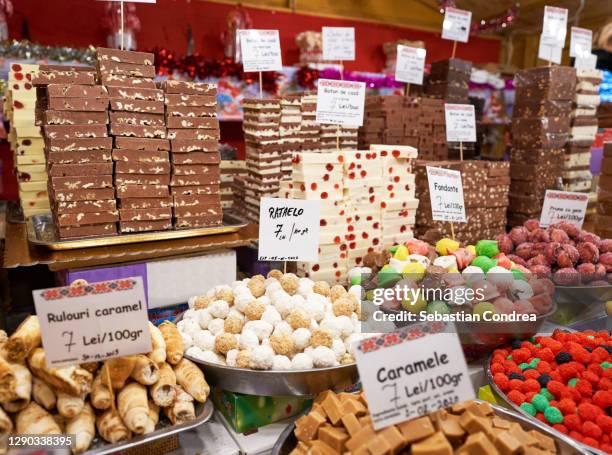 market stall selling large selection of candy and sweets at christmas market sibiu, romania. - sibiu stock-fotos und bilder