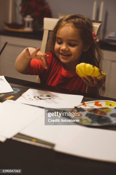 liten flicka ha roligt finger målning - 4 girls finger painting bildbanksfoton och bilder