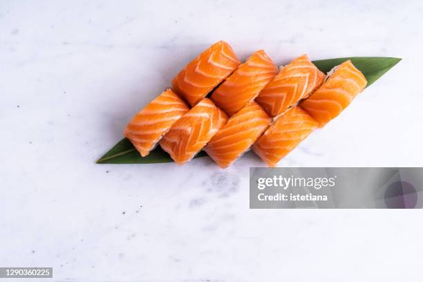 takeaway meal at home. salmon sushi rolls - serving dish stock-fotos und bilder