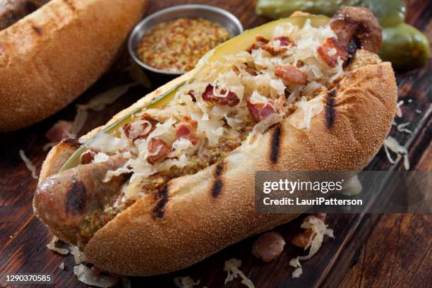 bratwurst a la parrilla con sauerkraut frito y tocino crujiente - cultura alemana fotografías e imágenes de stock