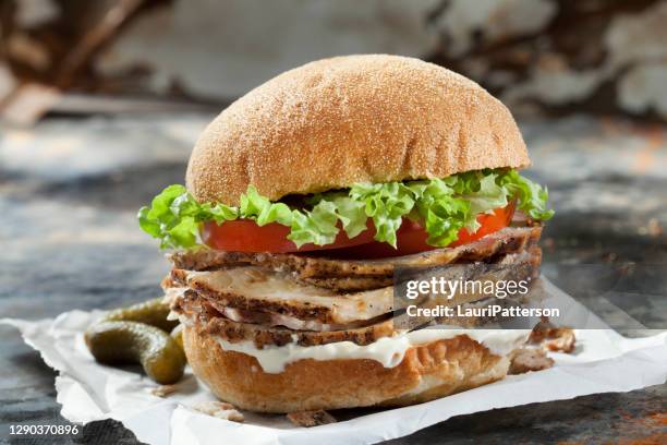 schweinebraten sandwich mit salat, tomate und mayo auf einem ciabatta bun - schweinebraten stock-fotos und bilder